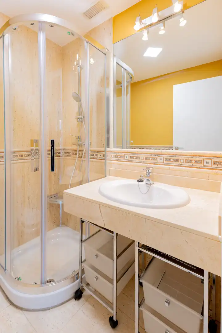 Baño de Piso de alquiler en Pozuelo de Alarcón con Aire acondicionado, Calefacción y Jardín privado