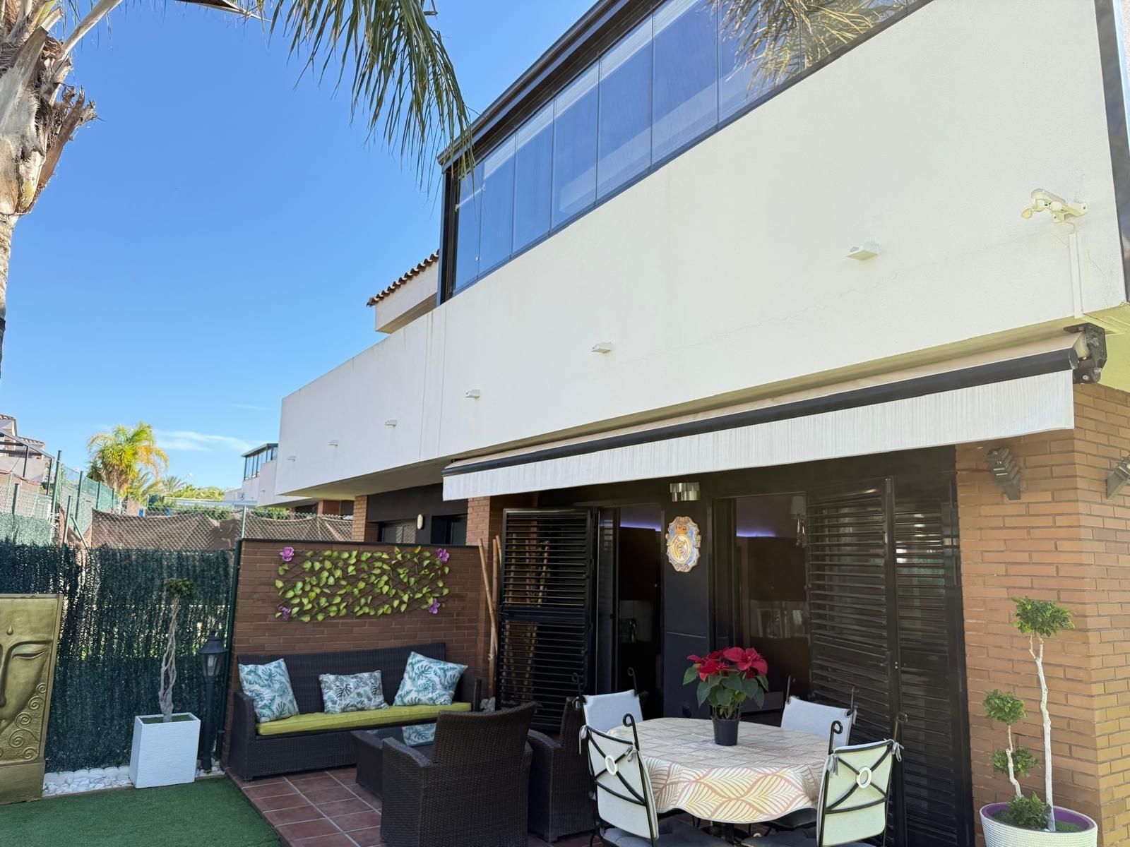 Terrasse von Einfamilien-Reihenhaus zum Verkauf in Molina de Segura mit Klimaanlage, Privatgarten und Gemeinschaftspool