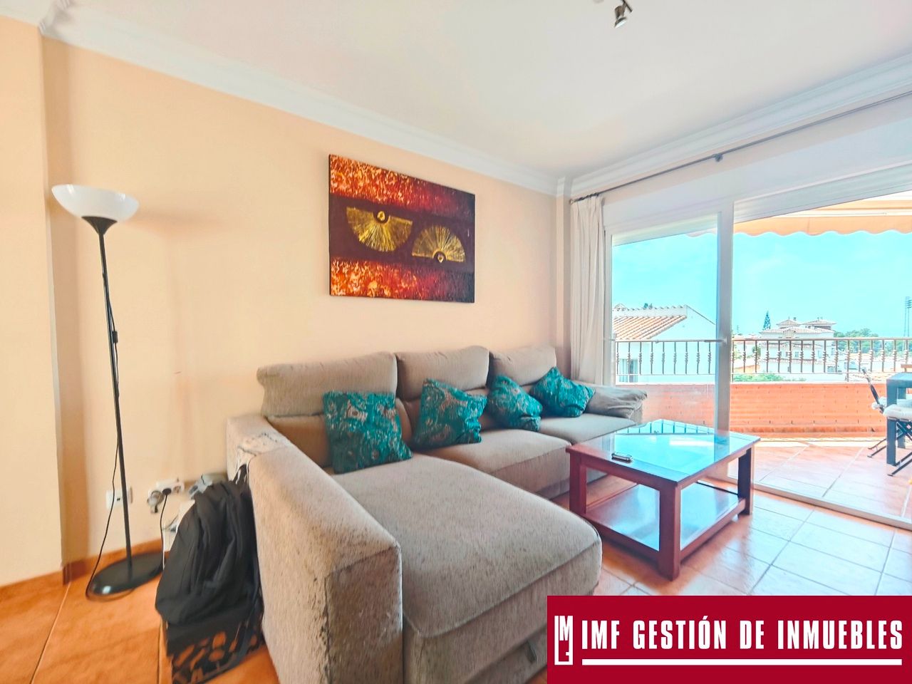 Sala d'estar de Casa o xalet en venda en Nerja amb Jardí privat, Terrassa i Piscina comunitària