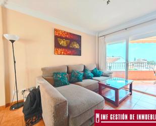 Sala d'estar de Casa o xalet en venda en Nerja amb Jardí privat, Terrassa i Piscina comunitària