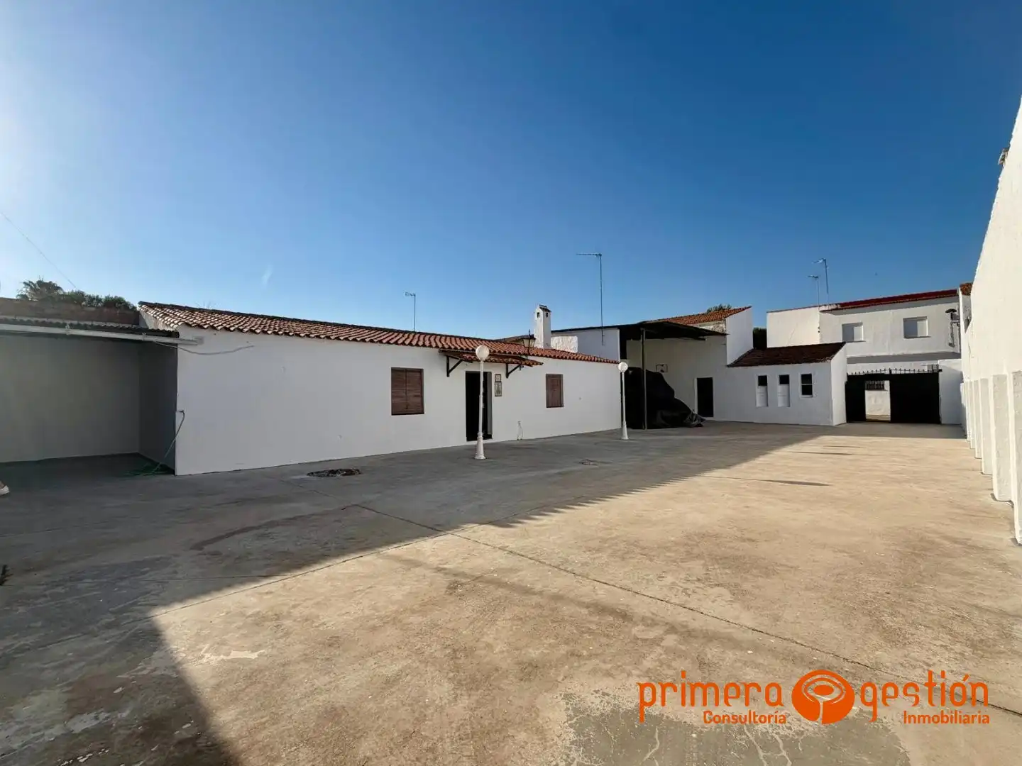 Vista exterior de Casa o chalet en venta en Lora del Río con Trastero y Amueblado