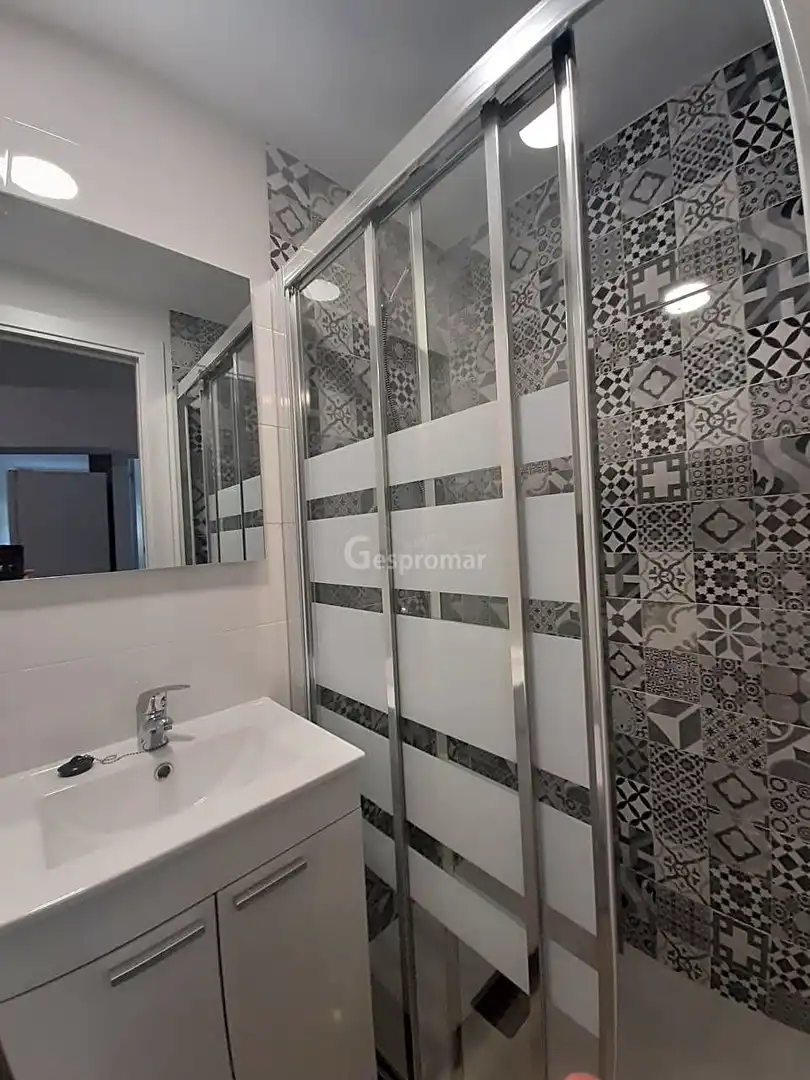 Bathroom of Flat for share in Madrid  with Air Conditioner, Heating and Furnished