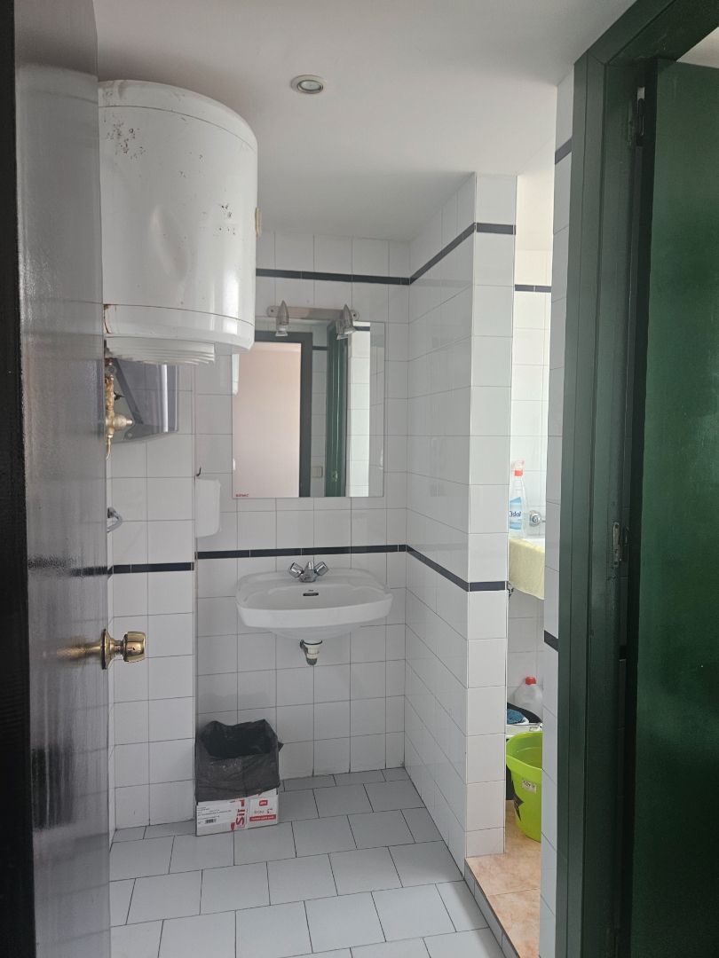 Bany de Oficina en venda en  Madrid Capital amb Aire condicionat, Calefacció i Moblat