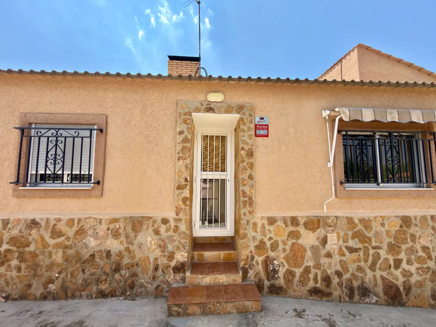Vista exterior de Casa o xalet en venda en Chiva amb Aire condicionat, Jardí privat i Terrassa