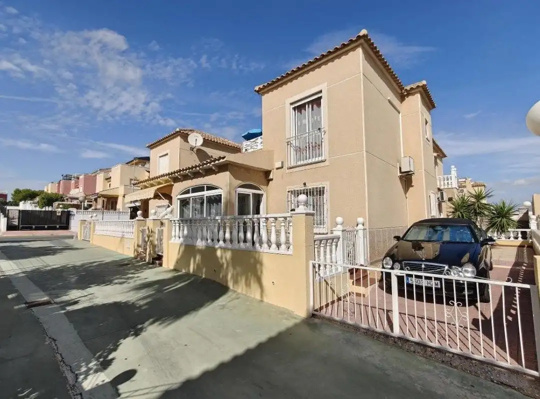 Maison mitoyenne avec piscine à vendre à N/A