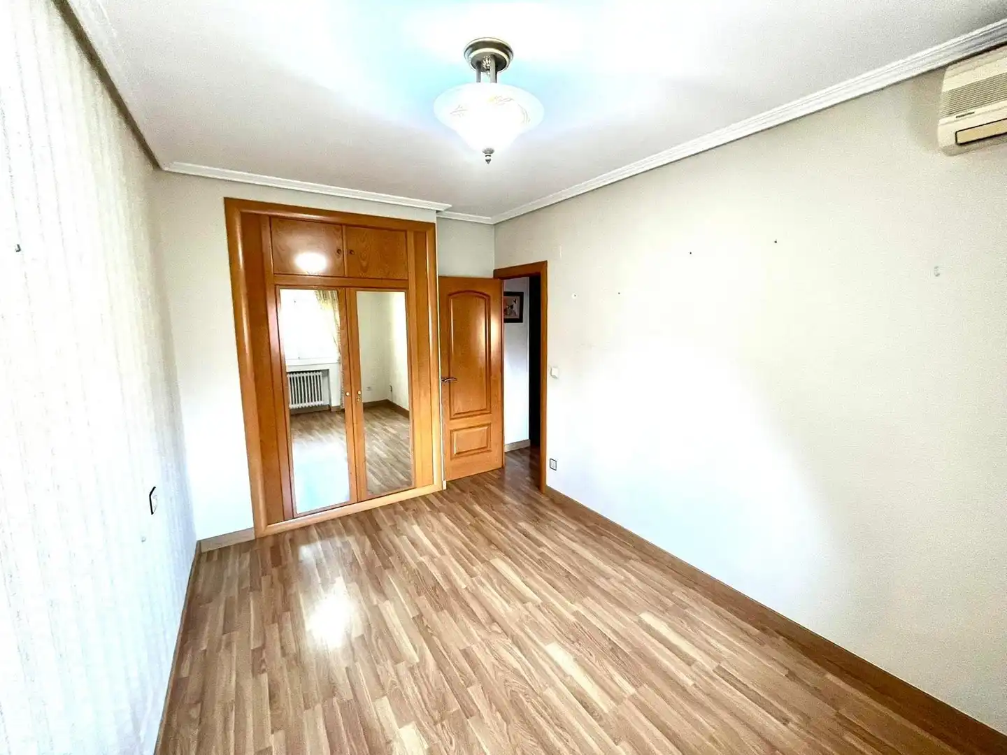 Bedroom of Flat for sale in Zaragoza  with Air Conditioner, Heating and Alarm