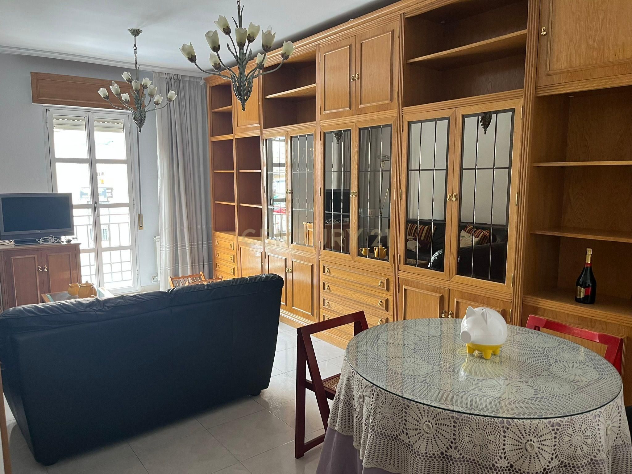 Wohnzimmer von Wohnungen zur Miete in Cáceres Capital mit Abstellraum, Ofen und Waschmaschine