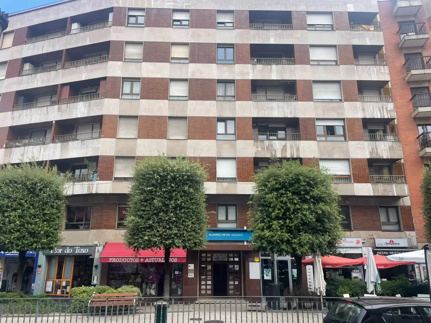 Vista exterior de Oficina de lloguer en Oviedo  amb Calefacció