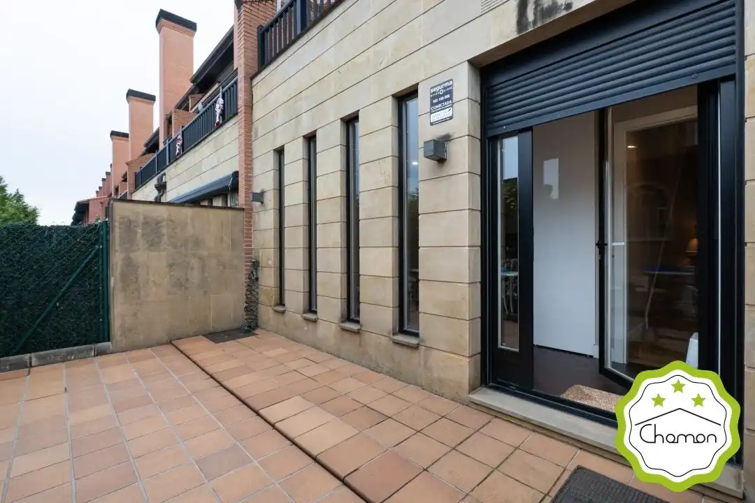 Vista exterior de Casa adosada en venta en Bilbao  con Calefacción, Jardín privado y Terraza