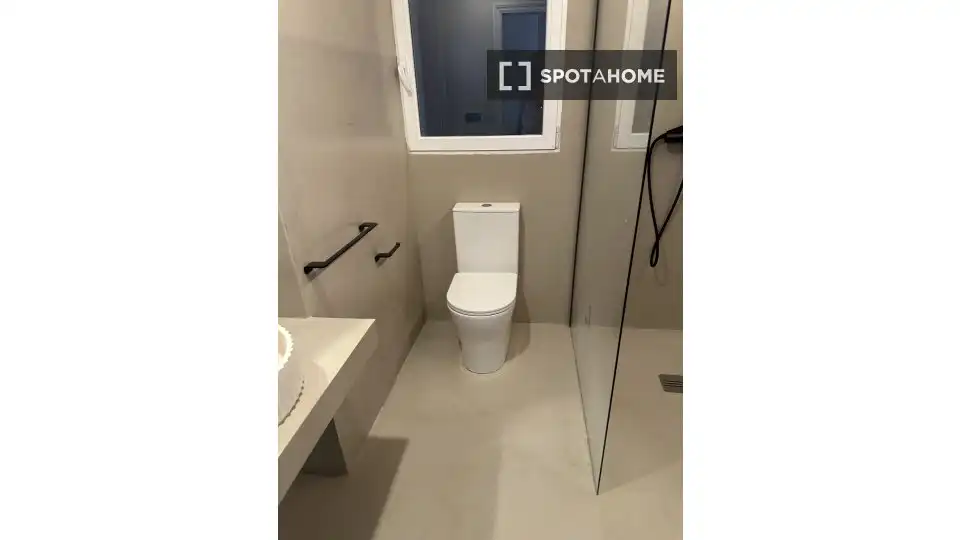 Bathroom of Flat for rent in Valencia  with Air Conditioner, Heating and Furnished