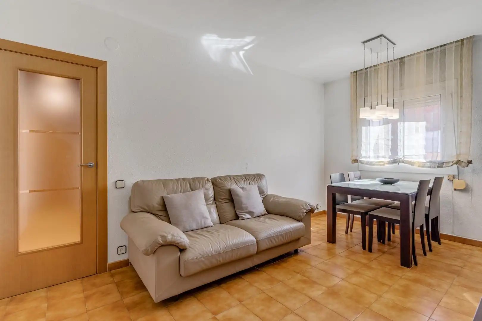 Sala de estar de Piso en venta en L'Hospitalet de Llobregat con Aire acondicionado, Amueblado y Alarma