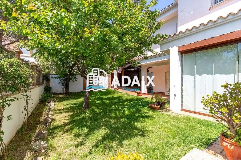 Jardí de Casa o xalet en venda en Cáceres amb Aire condicionat, Calefacció i Terrassa