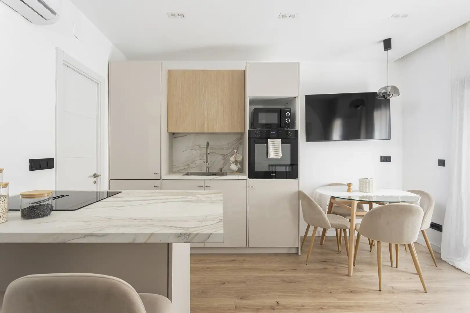 Küche von Einfamilien-Reihenhaus zum Verkauf in Badalona mit Klimaanlage, Heizung und Terrasse