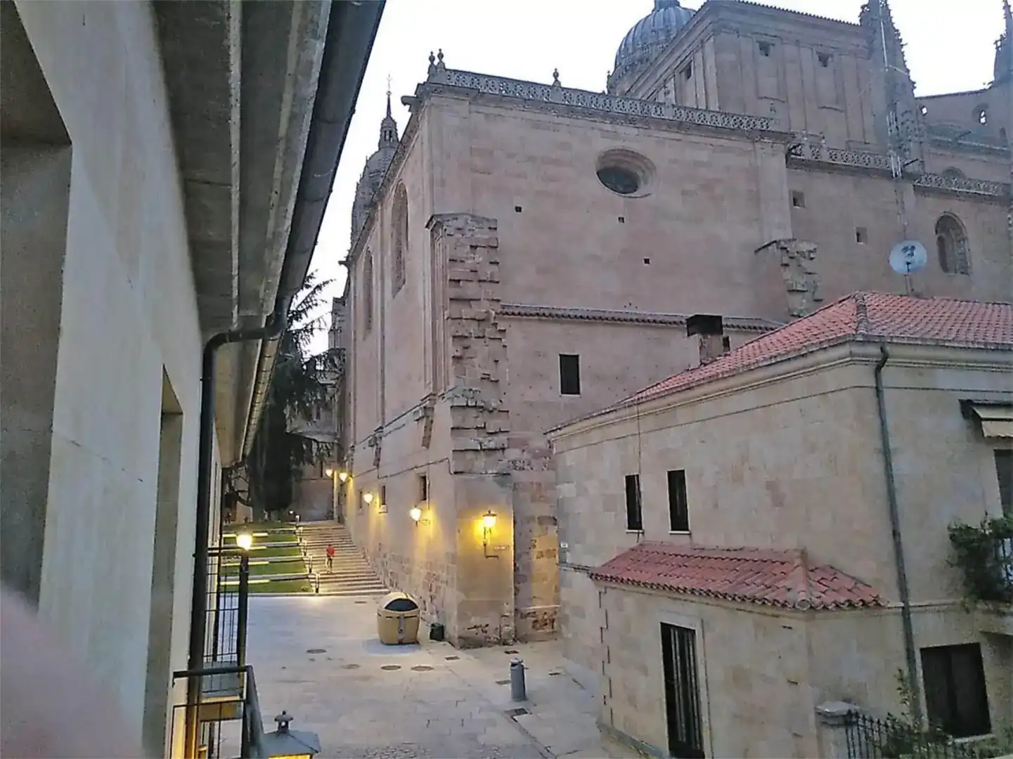 Vista exterior de Casa adosada en venda en Salamanca Capital amb Aire condicionat i Balcó