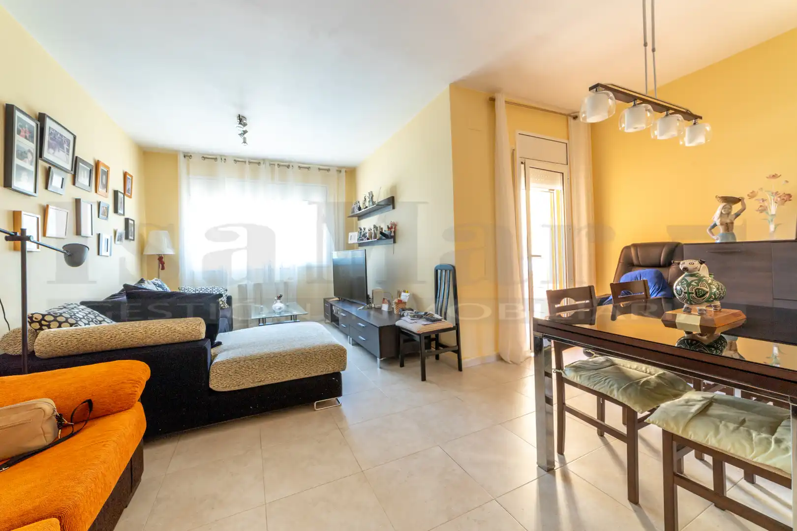 Sala de estar de Casa adosada en venta en Calafell con Aire acondicionado, Calefacción y Jardín privado