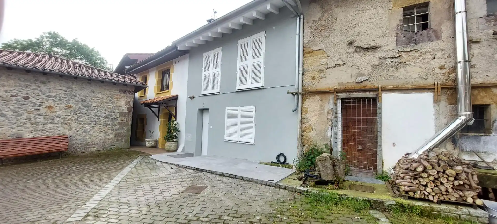 Vista exterior de Casa adosada en venda en Udías amb Calefacció