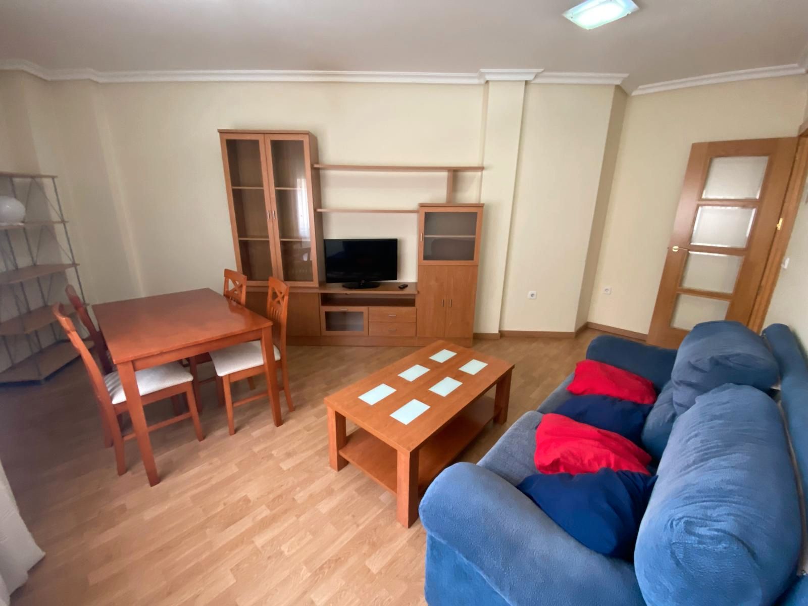 Sala d'estar de Apartament de lloguer en  Albacete Capital amb Calefacció, Parquet i Moblat