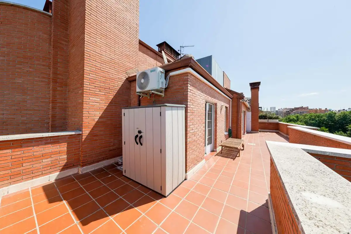 Terrassa de Àtic de lloguer en Madrid amb Aire condicionat, Calefacció i Jardí privat