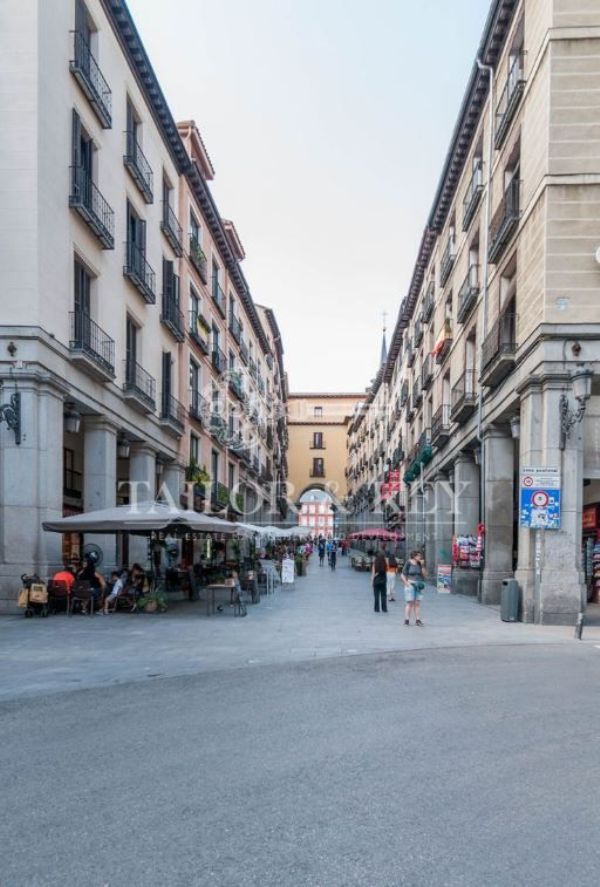 Vista exterior de Local en venda en  Madrid Capital amb Aire condicionat, Calefacció i Alarma