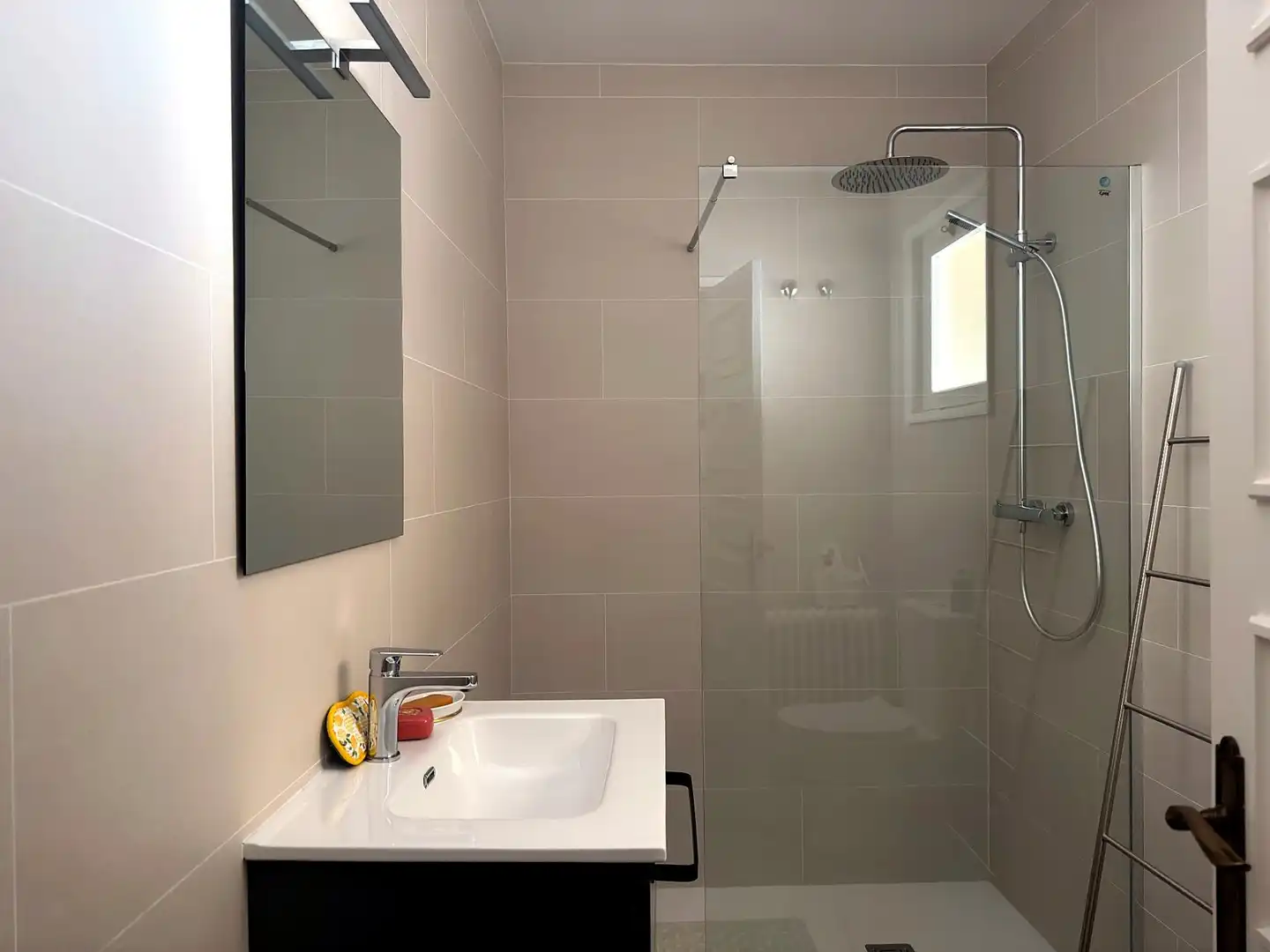 Bany de Apartament en venda en Figueres amb Aire condicionat, Terrassa i Moblat