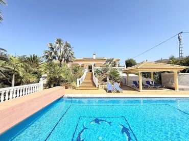 Chalet con piscina en venta en Vélez-Málaga ciudad
