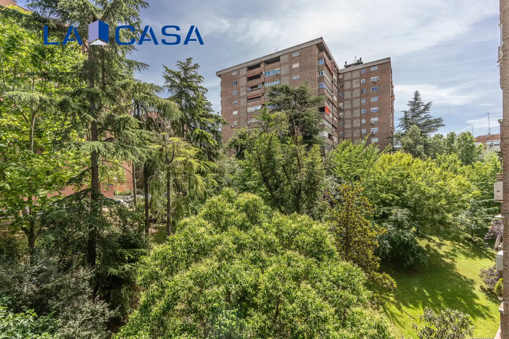 Vista exterior de Pis en venda en Madrid amb Calefacció, Terrassa i Piscina