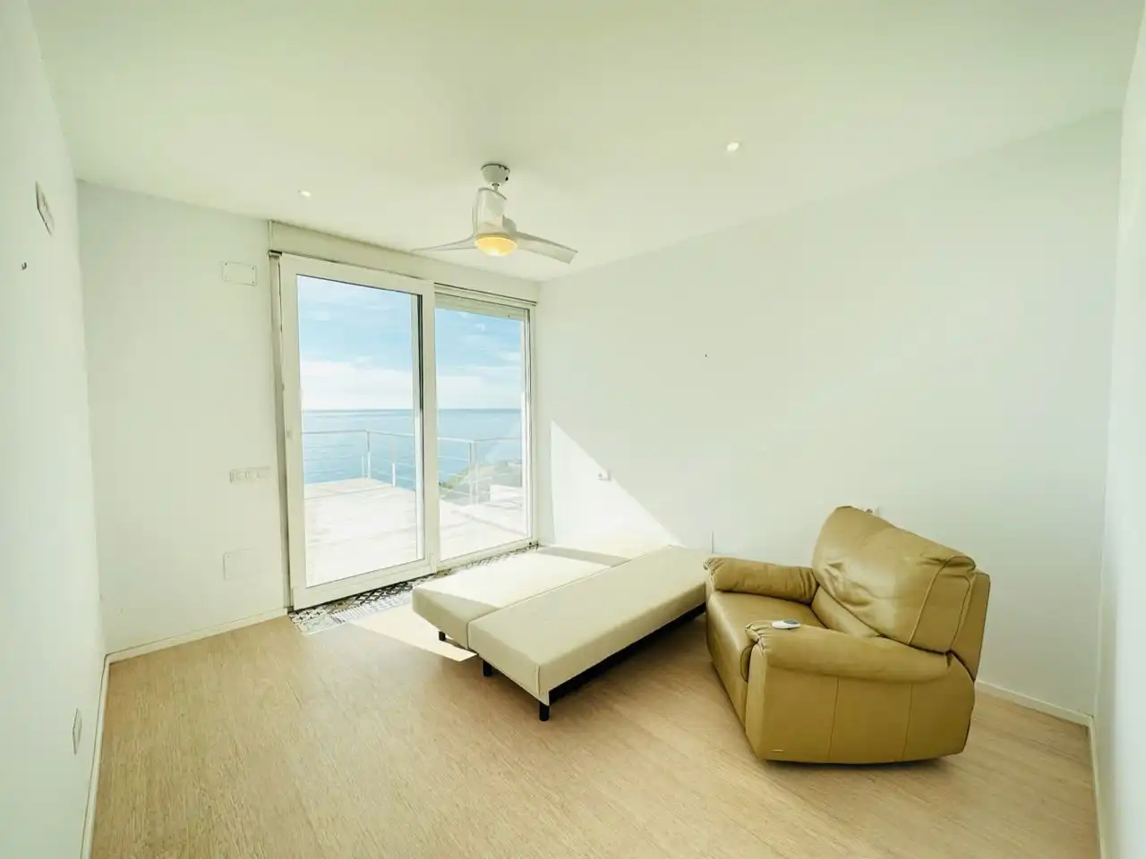 Sala d'estar de Casa o xalet en venda en Nerja amb Aire condicionat, Jardí privat i Traster