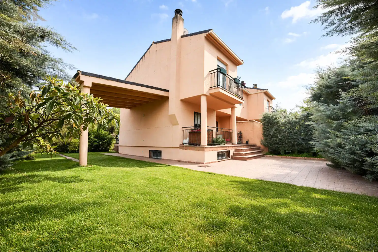 Exterior view of Detached homes for sale in Villanueva de la Cañada  with Private garden