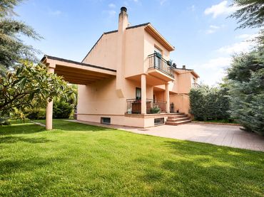 Casa aparellada amb jardí en venda a Villanueva de la Cañada ciudad