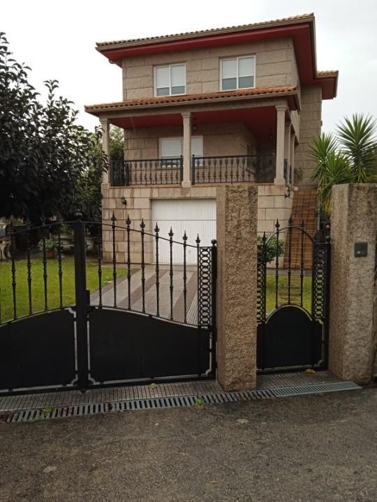 Vista exterior de Casa o xalet en venda en Vigo  amb Calefacció, Terrassa i Traster