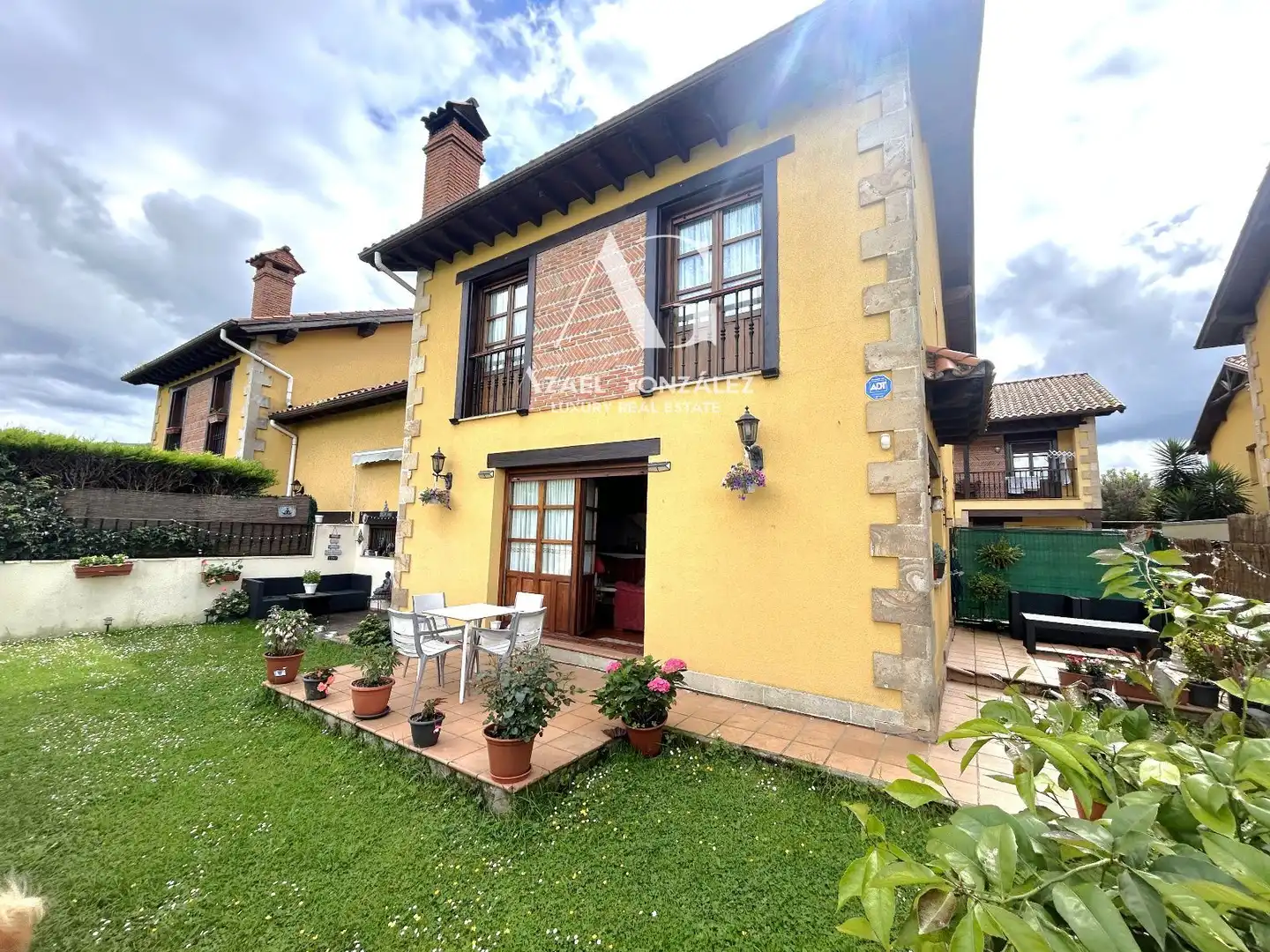 Vista exterior de Casa adosada en venta en Cabezón de la Sal con Calefacción, Jardín privado y Terraza