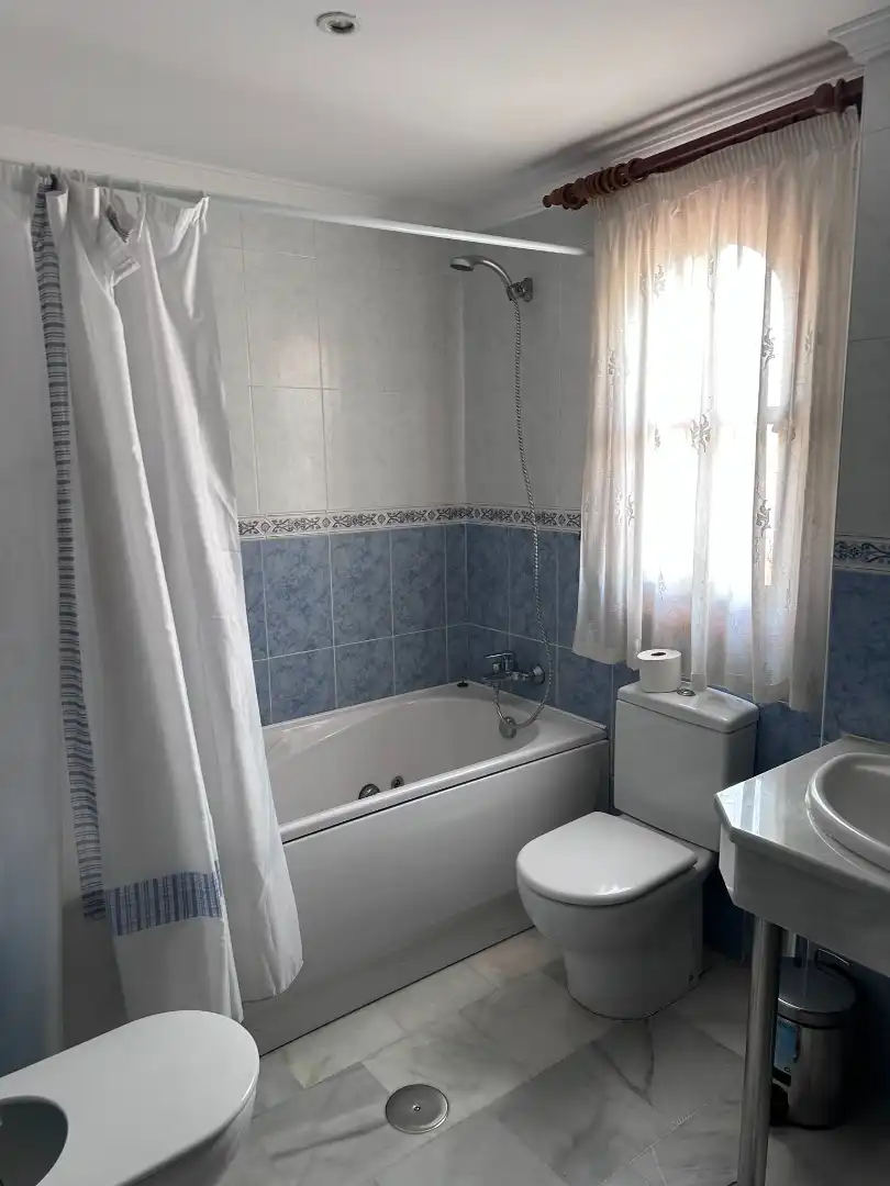 Baño de Piso de alquiler en Estepona con Aire acondicionado, Terraza y Balcón