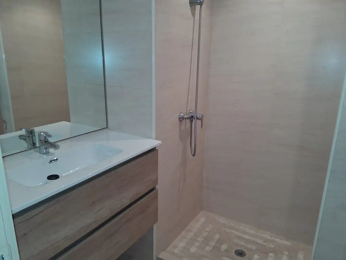 Badezimmer von Wohnung zum Verkauf in Sabadell mit Heizung, Parkett und Ofen