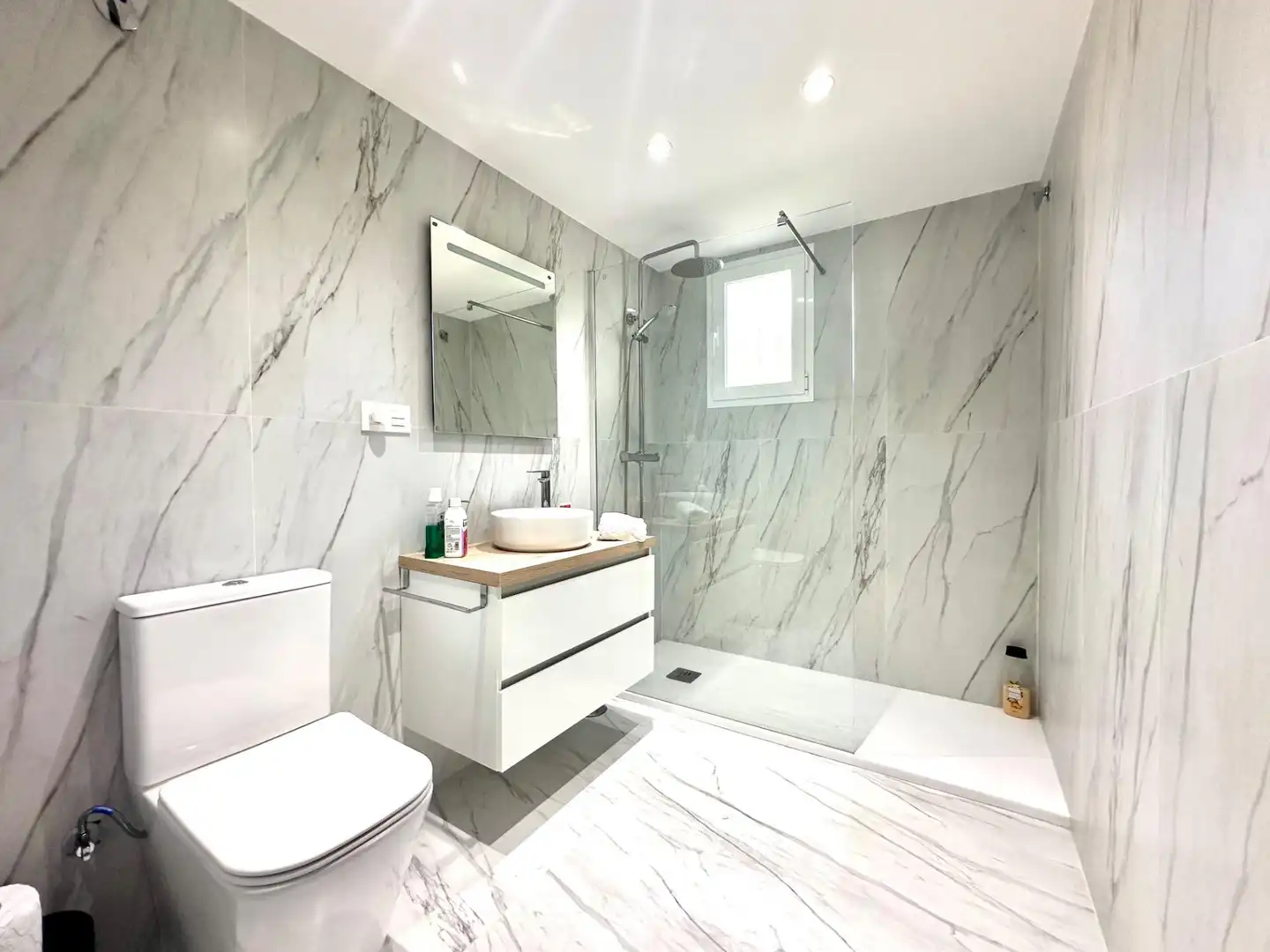 Bathroom of Ground floor for sale in Marbella  with Air Conditioner, Heating and Parquet flooring