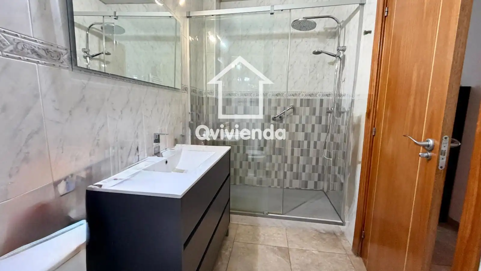Bathroom of Flat for sale in Terrassa  with Air Conditioner, Heating and Terrace
