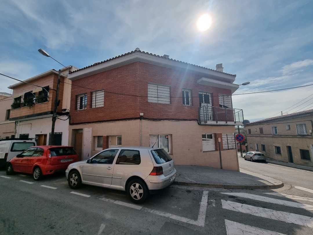 Vista exterior de Edifici en venda en Rubí