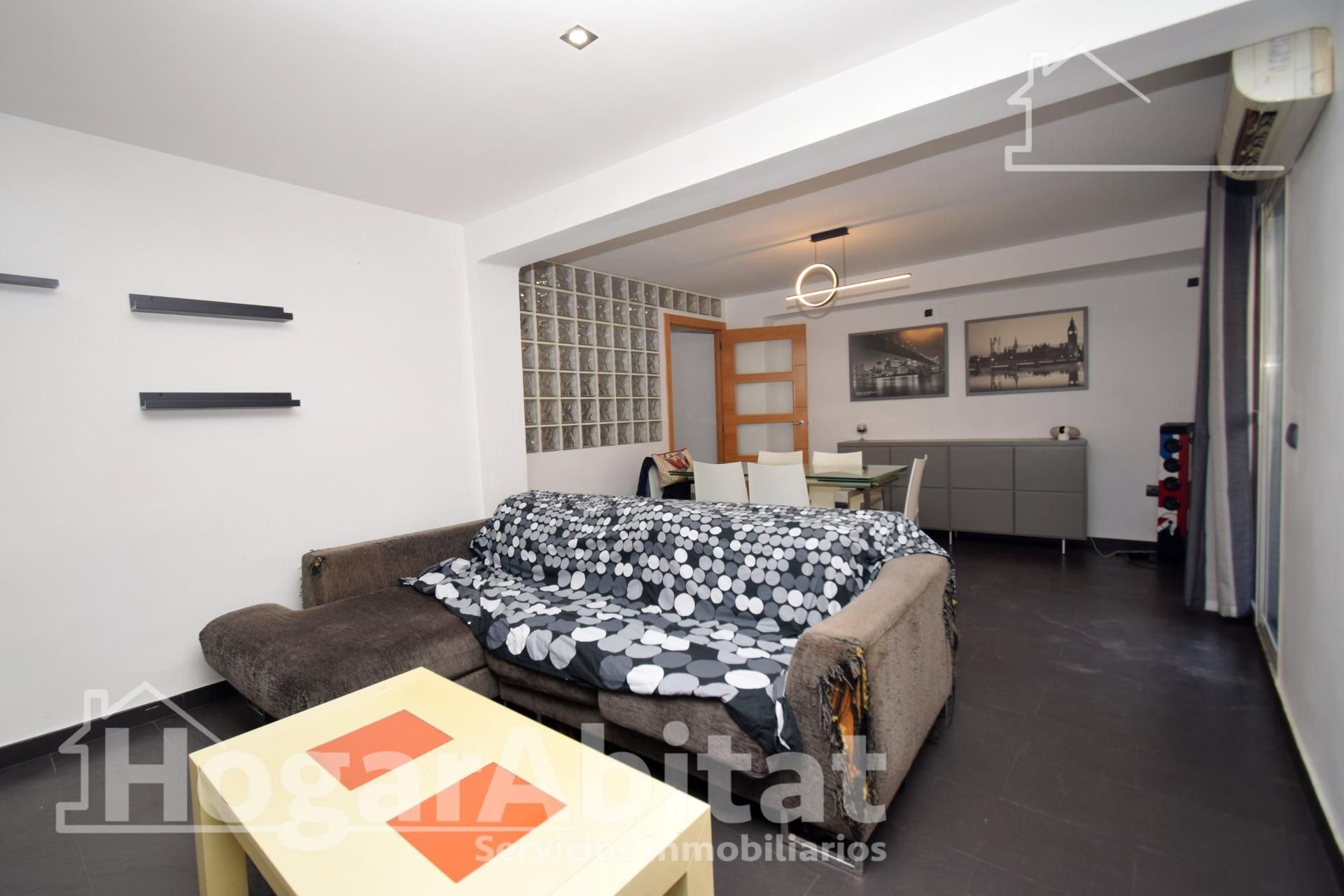 Living room of Flat for sale in Paterna  with Air Conditioner and Balcony