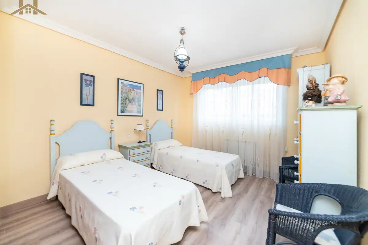 Habitación de Casa adosada en venta en Boadilla del Monte con Aire acondicionado, Calefacción y Jardín privado