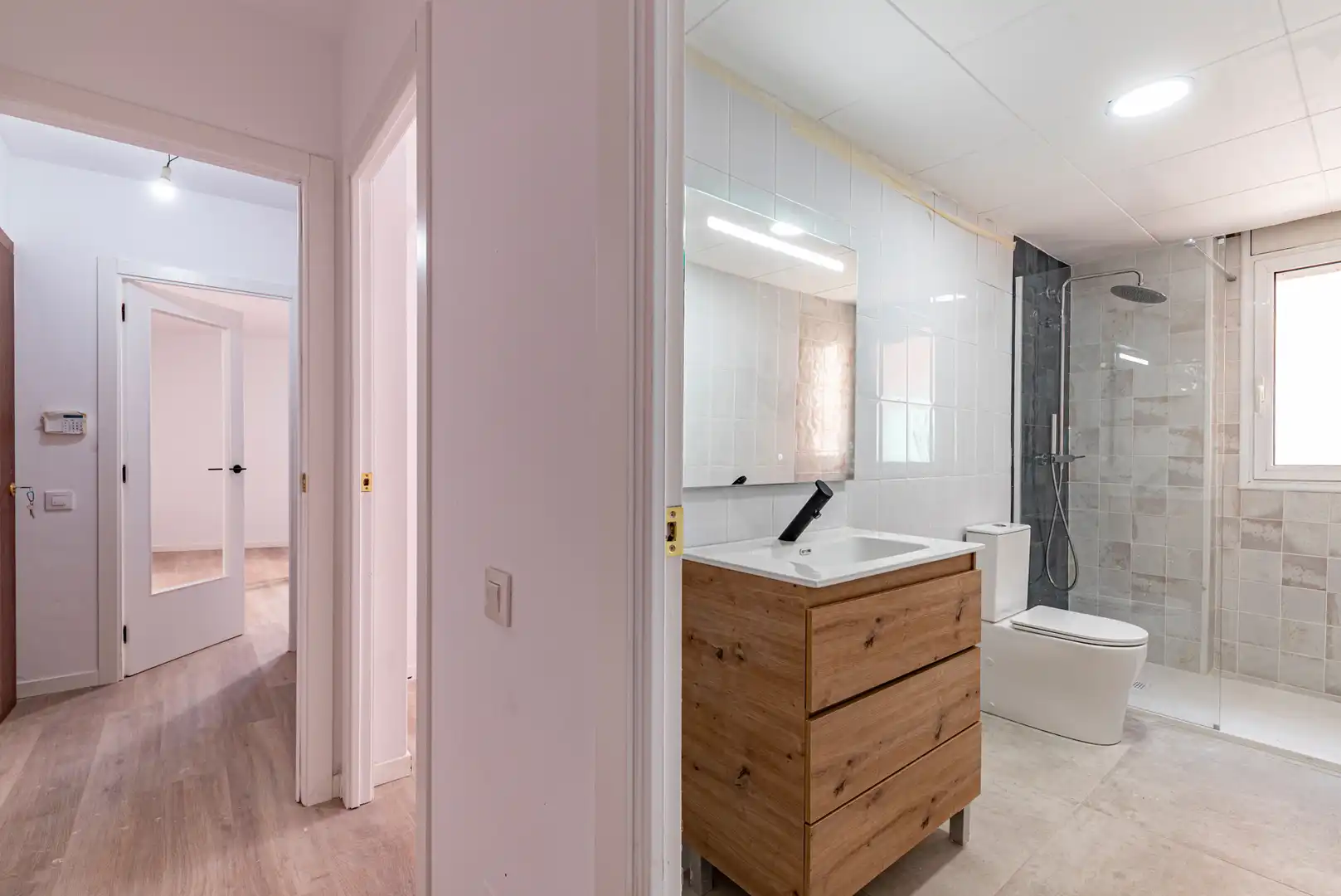 Badezimmer von Wohnung zum Verkauf in Mataró mit Parkett, Terrasse und Balkon