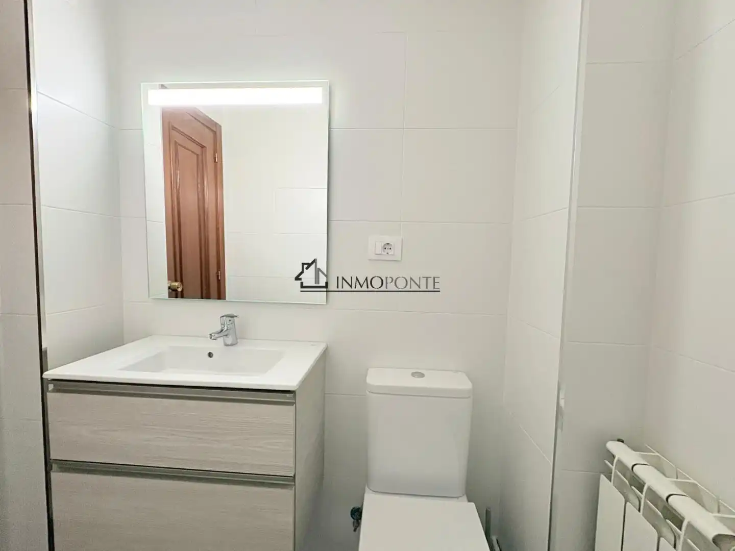 Bathroom of Flat for sale in Pontevedra Capital   with Heating and Storage room
