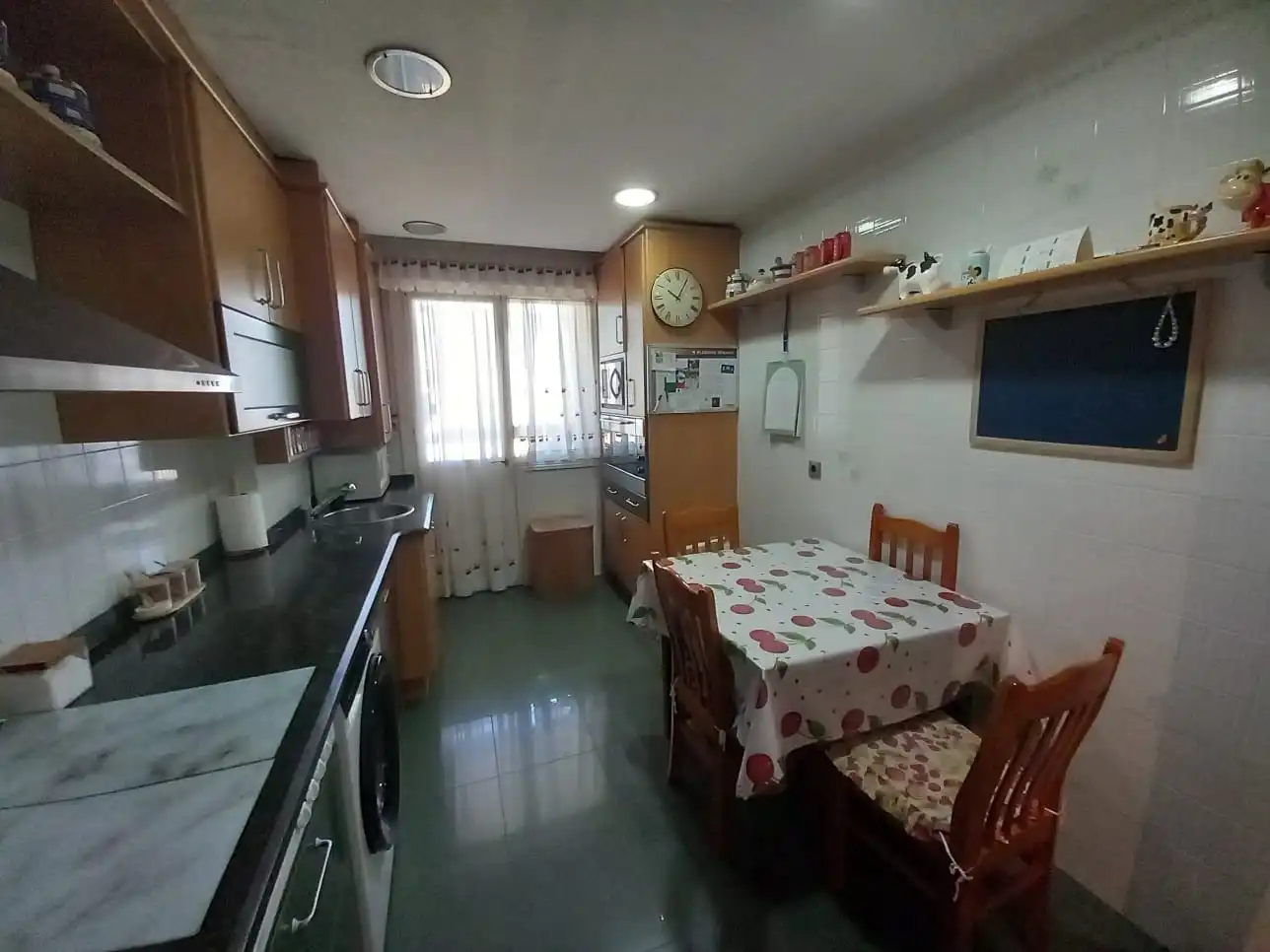Cocina de Piso en venta en Torrelavega  con Calefacción, Jardín privado y Trastero