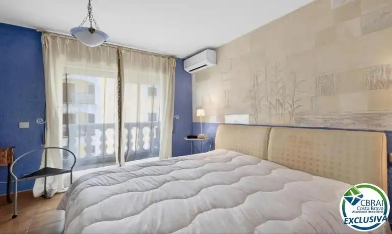 Habitación de Apartamento en venta en Empuriabrava con Aire acondicionado, Trastero y Piscina