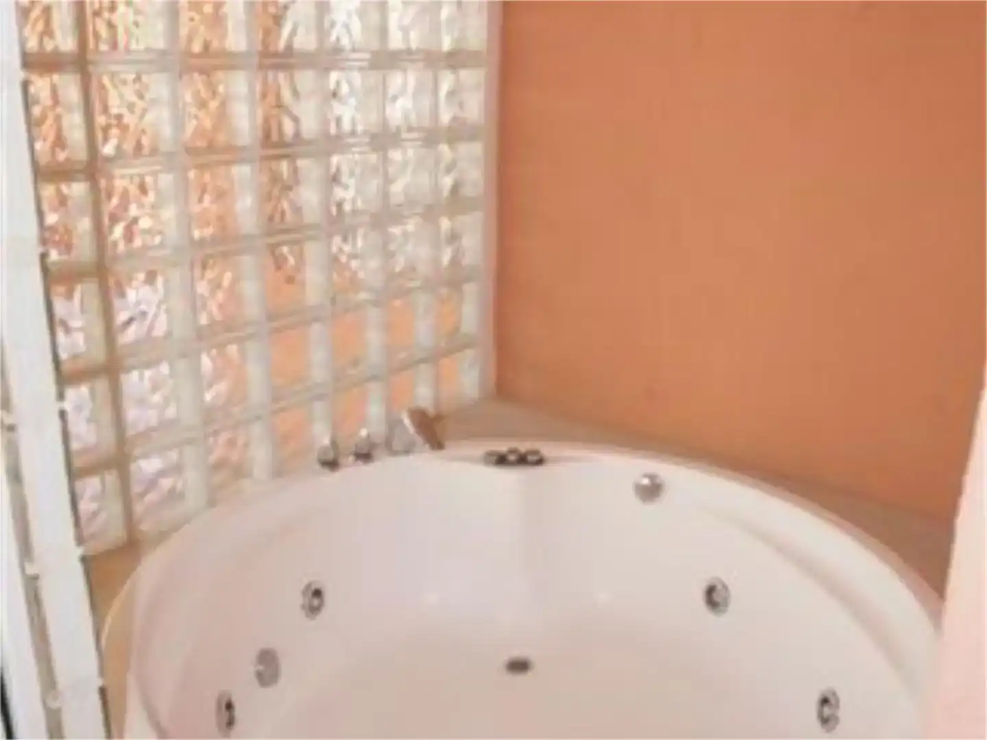Baño de Piso de alquiler en Marbella con Aire acondicionado, Piscina y Amueblado