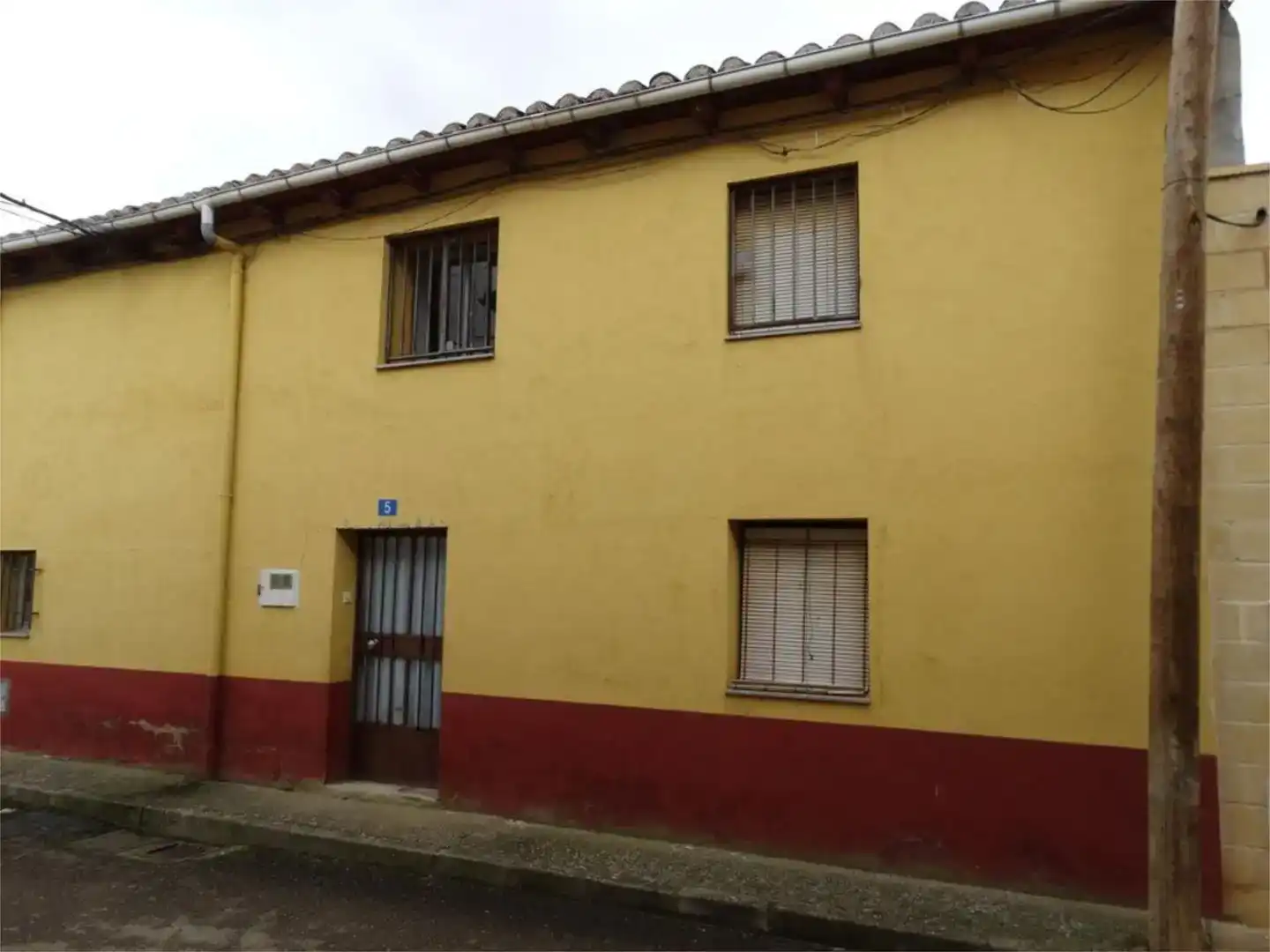 Vista exterior de Casa adosada en venda en Villasabariego amb Traster i Moblat