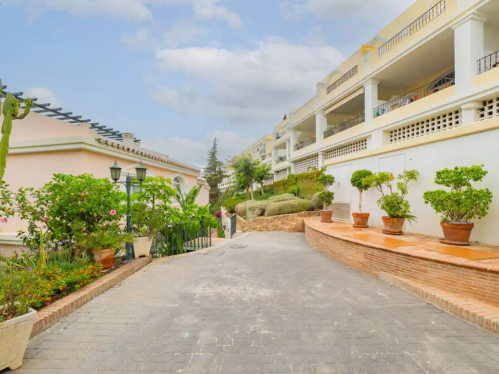 Vista exterior de Dúplex en venta en Marbella con Piscina