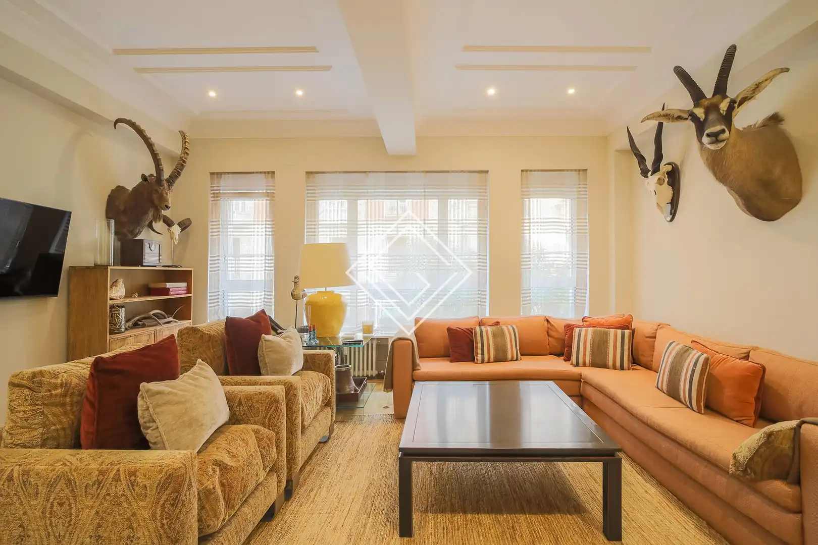 Wohnzimmer von Einfamilien-Reihenhaus zum Verkauf in La Moraleja mit Klimaanlage, Heizung und Privatgarten