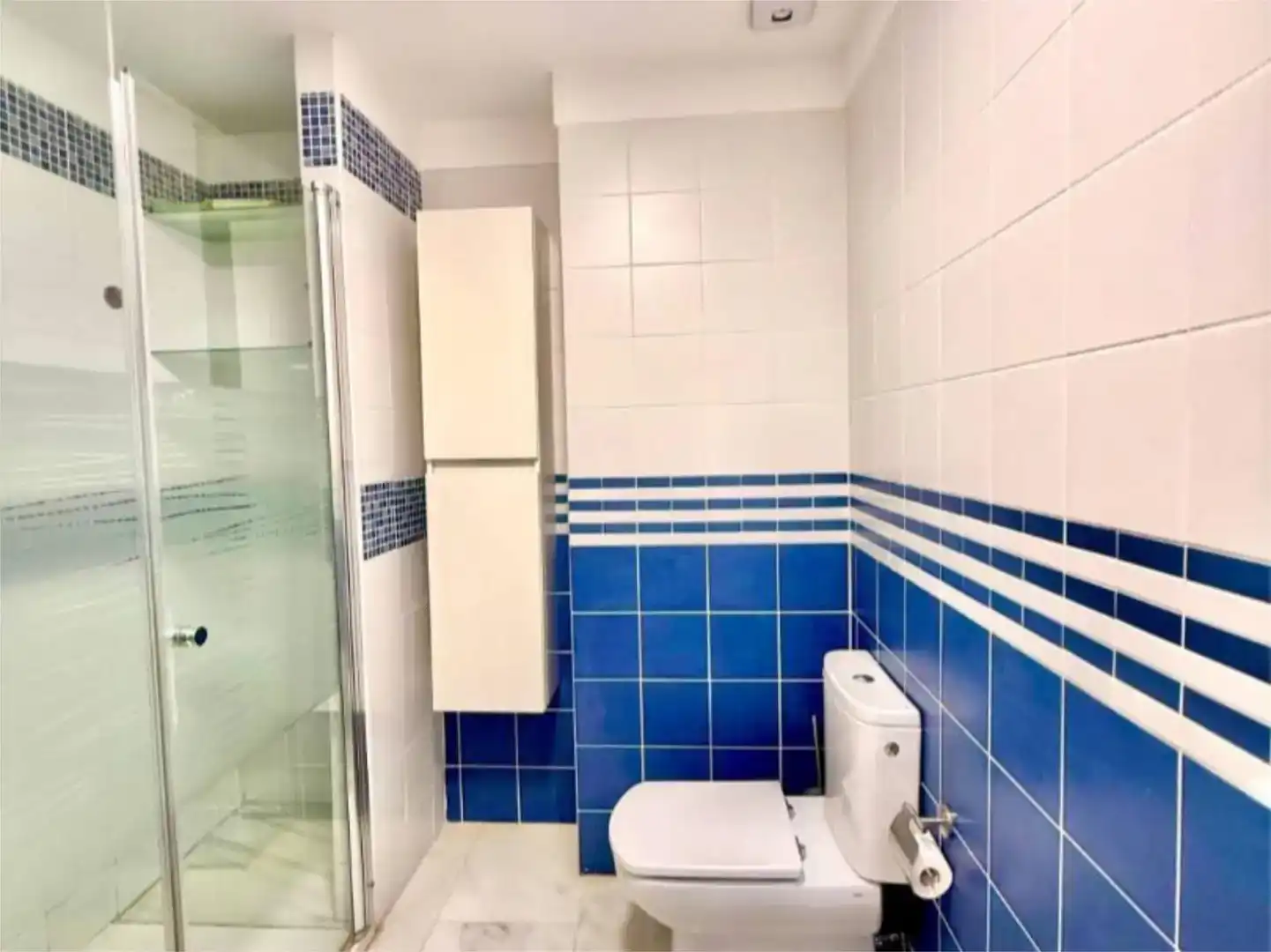 Baño de Apartamento de alquiler en Adeje con Aire acondicionado, Terraza y Amueblado