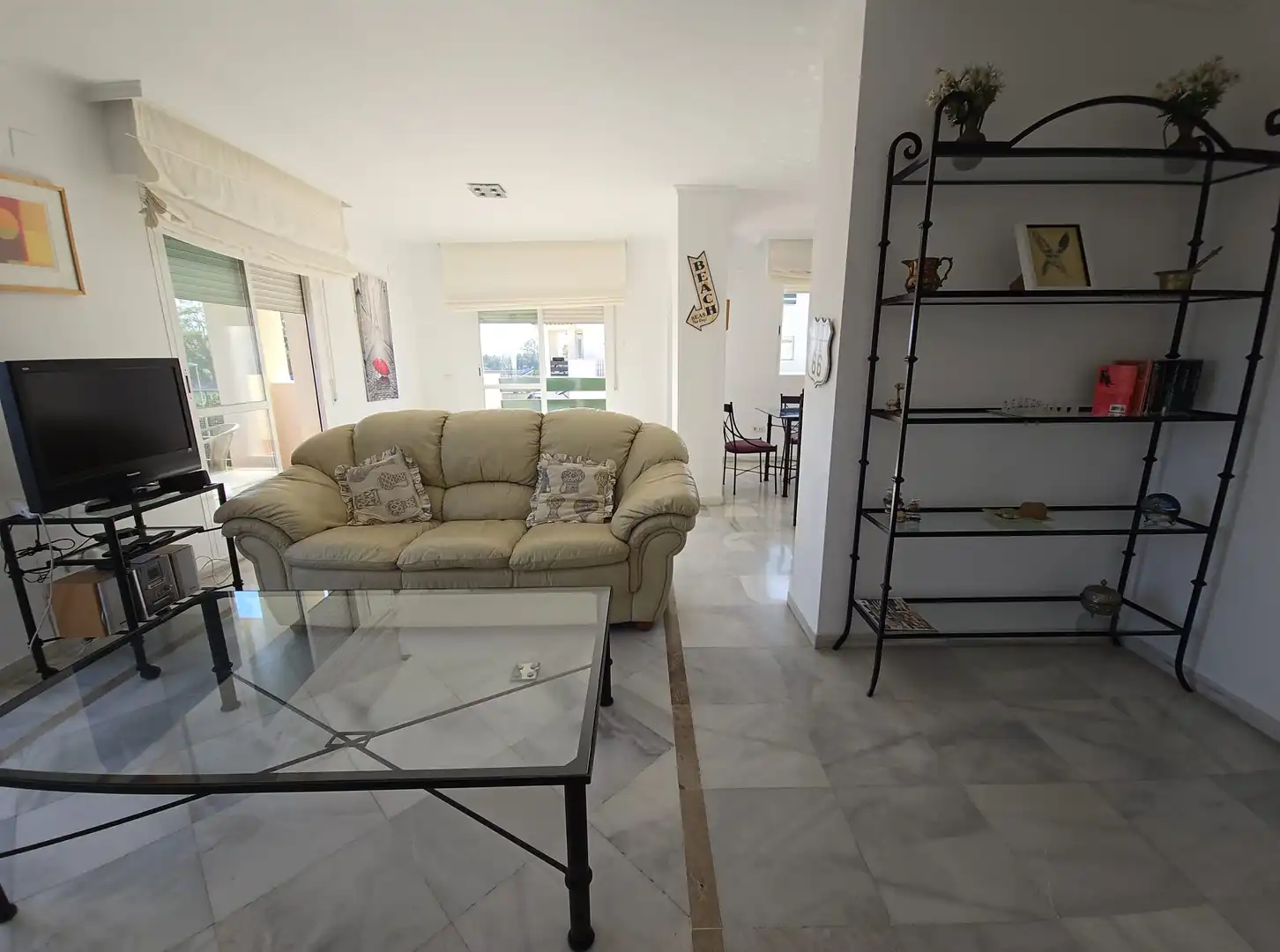 Wohnzimmer von Dachboden zur Miete in Marbella mit Klimaanlage, Terrasse und Möbliert