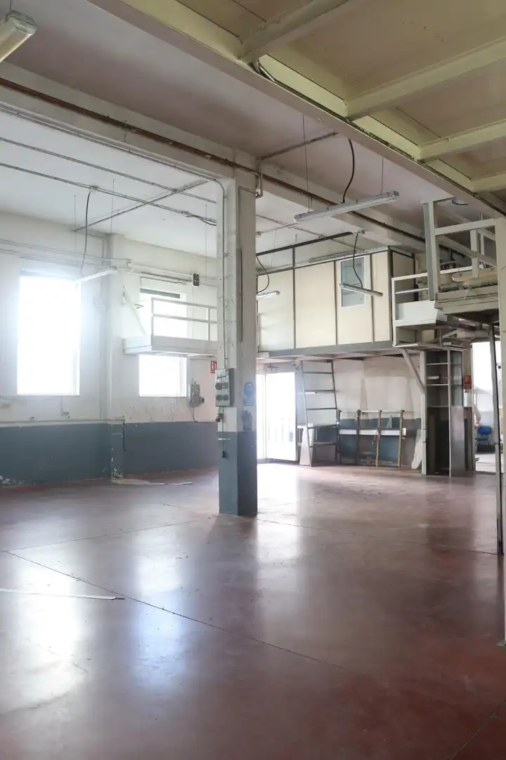 Nau industrial en venda a Calle de Julián Camarillo, Simancas