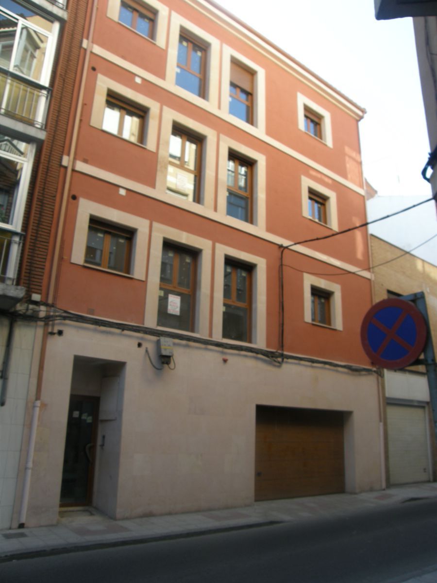 Vista exterior de Edifici en venda en León Capital 